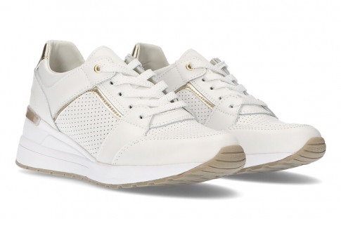 Ako čistíte biele kožené topánky?